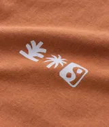 Musculosa masculina de algodón color tostado, con cuello redondo y sisas amplias. Presenta estampa pequeña en el pecho y diseño gráfico grande en la espalda, con un corte holgado y cómodo.