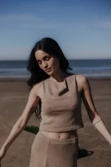 Top azul petróleo sin mangas, tejido en hilado brillante, con escote drapeado y choker integrado.