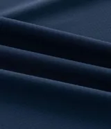 Remera deportiva de cuello redondo y manga corta, confeccionada en tejido texturizado con detalles reflectantes en las mangas. Presenta un diseño funcional con pliegue en la espalda, ideal para actividades físicas.