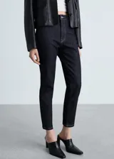 Jeans de tiro alto y corte slim fit, con diseño crop y cinco bolsillos. Presenta cierre frontal con cremallera y botón, y costuras en contraste.