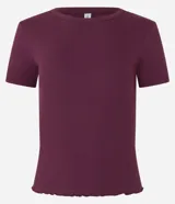 Blusa básica de manga corta y cuello redondo, confeccionada en viscosa texturizada de canalé con elastano y detalle de terminación ondulada en el bajo.