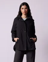 Campera impermeable marca Gallery, color negro, con cierre frontal oculto y botones a presión. Presenta bolsillos delanteros, capucha plegable oculta en el cuello y detalle de botones en el ruedo trasero.