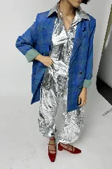 Pantalón parachute oversize color plateado metalizado, con cintura y tobillos elásticos, de corte amplio y cómodo.