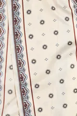 Pañuelo largo de satén color beige con estampado paisley y cenefas en tonos marrones y celestes.