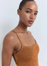 Vestido corto de tejido de punto con lúrex, color cobre, de corte entallado con escote cuadrado y tirantes finos. Presenta un diseño de espalda descubierta con cierre de lazo cruzado.