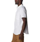 Camisa de manga corta Columbia, confeccionada en tejido técnico transpirable con protección solar UPF 50 y tecnología de secado rápido. Presenta cuello clásico, cierre frontal de botones, dos bolsillos frontales en el pecho y sistema de ventilación en la espalda.