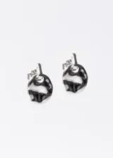 Par de aros de plata 925 con forma de medalla ovalada y superficie texturizada con efecto martillado. Cierre tipo pin y tuerca.
