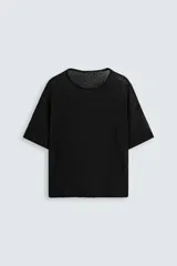 Camiseta de punto negro, corte relajado, con cuello redondo amplio y manga corta. El tejido es ligero y calado.
