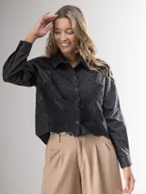 Camisa blanca de manga larga con bordado de encaje en el frente y mangas semi abullonadas.