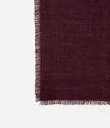 Bufanda femenina de punto liviano en color negro, con diseño básico y terminación deshilachada en los extremos.