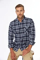 Camisa leñadora de viyela con diseño a cuadros en tonos bordó, azul y blanco. Presenta manga larga, cuello abotonado y un bolsillo aplicado en el pecho.