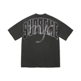 Camiseta de manga corta color negro con estampado gráfico en la espalda que combina letras grandes con contorno blanco y detalles en pedrería brillante.