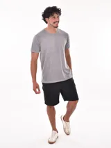 Remera de manga corta, cuello redondo y calce regular, color gris con efecto gastado o lavado.