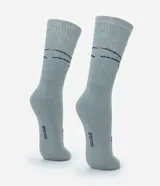 Medias de caña media color gris, con estampado del rostro de Tom en la parte superior y logo de Tom y Jerry en el pie.