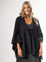 Ruana color beige de tejido liviano con destellos de mini lentejuelas.