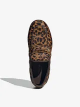 Mocasines Adidas Handball Spezial, con diseño de estampado animal print de leopardo en el empeine y suela de goma color marrón. Presenta el logo del trébol en la parte frontal y un estilo inspirado en el calzado deportivo clásico.