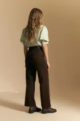 Pantalón negro de corte recto y tiro alto, con caída limpia y estructura en algodón con elastano.