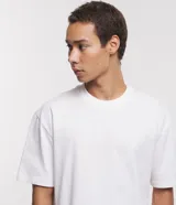 Remera de corte relaxed, confeccionada en algodón de tejido grueso con cuello redondo y mangas cortas.