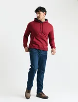 Sweater deportivo con capucha, bolsillo canguro frontal y cordones de ajuste. Presenta un diseño de color azul oscuro con interior de capucha en color verde.