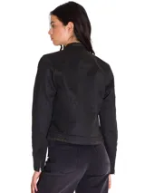 Chaqueta estilo moto para mujer, confeccionada en tela encerada color negro. Presenta cuello mao con cierre de broche, cierre frontal con cremallera y bolsillos laterales con cierre.