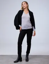 Cardigan de tejido suave con frente abierto y mangas amplias de corte holgado.