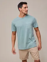 Remera básica de cuello redondo con bolsillo frontal, confeccionada en algodón con efecto de lavado gastado.