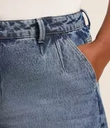 Bermuda de jeans celeste con cintura alta, presillas, bolsillos delanteros y traseros.