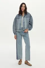 Pantalón jean recto color celeste con detalles de contraste en un tono de denim más oscuro en los laterales.