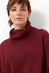 Polera color beige de poliéster reciclado, de cuello alto y manga larga.