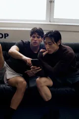 Remera deportiva de manga corta, color negro, con cuello redondo. Confeccionada en tejido de malla funcional con tecnología DryMove™ que absorbe el sudor.