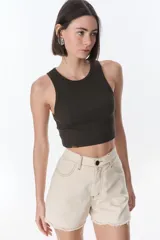 Musculosa corta marrón de algodón con cuello redondo y sisas anchas.