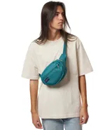 Riñonera Jansport modelo Fifth Avenue, color verde menta, con cierre principal y bolsillo frontal con cierre. Incluye parche con logo de la marca en el frente.