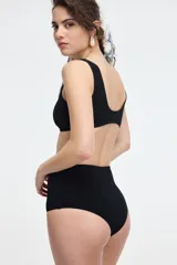 Parte de abajo de bikini color verde, de tiro alto y diseño clásico.