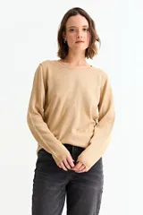 Sweater de punto fino en color gris con acabado metalizado, de corte recto, cuello redondo y manga larga.