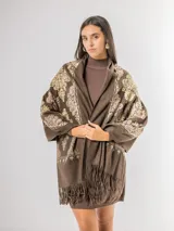 Pashmina color bordó con bordados florales en hilo dorado y bronce, terminada con flecos en los extremos.