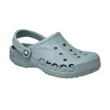 Zueco Crocs modelo Baya, color gris claro, con diseño ergonómico, perforaciones para ventilación y logo de la marca en el lateral. Cuenta con correa pivotante en el talón.