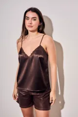 Blusa de satén color marrón chocolate, con escote en V decorado con puntilla bordada y breteles finos ajustables.