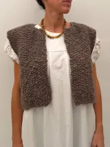 Collar Ound modelo Guayabo, elaborado con cuentas esféricas de piedra en tonos verdosos y marrones, intercaladas con separadores cilíndricos dorados. Cierre de mosquetón dorado.