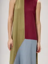 Vestido midi de lino con diseño geométrico en bloques de color negro, marrón y beige, cuello redondo, sin mangas y dobladillo asimétrico en punta.