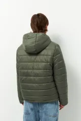 Campera puffer negra de nylon con capucha y peluche en el interior.