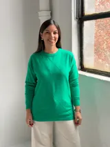 Sweater de punto color verde con diseño de rombos en relieve, cuello redondo y mangas largas con puños ajustados.