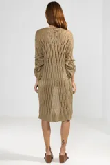 Cardigan largo de tejido de punto calado color dorado.