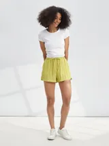 Short de tela liviana con textura arrugada, color negro, con cintura elástica y cordón ajustable.