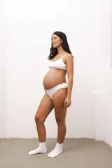 Vedetina de algodón suave color negro con terminaciones fruncidas.