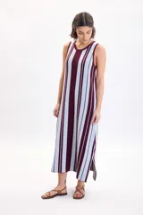 Vestido midi de punto sin mangas, con diseño de rayas verticales en tonos bordó y celeste, y cuello redondo.