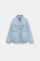 Cazadora de denim oversize con capucha gris desmontable, cuello camisero, cierre frontal con botones metálicos y bolsillos delanteros de plastrón.