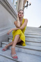 Vestido midi de un solo hombro, color mostaza, con diseño ajustado y falda fluida con abertura.