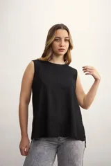 Blusa sin mangas color negro, de corte holgado y cuello redondo.