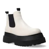 Botas Chelsea de mujer color blanco hueso, caña corta, con paneles elásticos laterales negros y suela track gruesa de plataforma negra.
