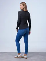 Buzo negro de tejido acanalado con cuello alto.